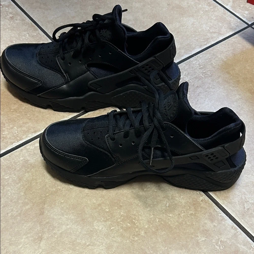 Nike women’s Air Huarache Run sneaker Black size 9.5 - Picture 1 of 9